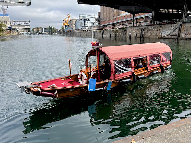 Transportschiff f&uuml;r
       den lokalen Personentransport in Basel