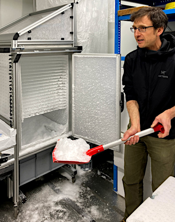 Knstliche Herstellung von naturnahem Schnee im Kltelabor