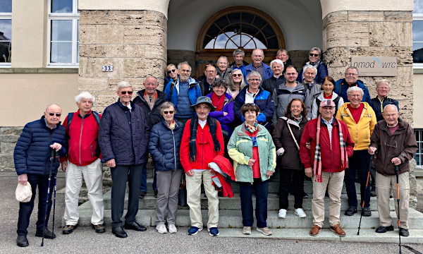 Gruppenfoto vor dem Eingang zum PMOD