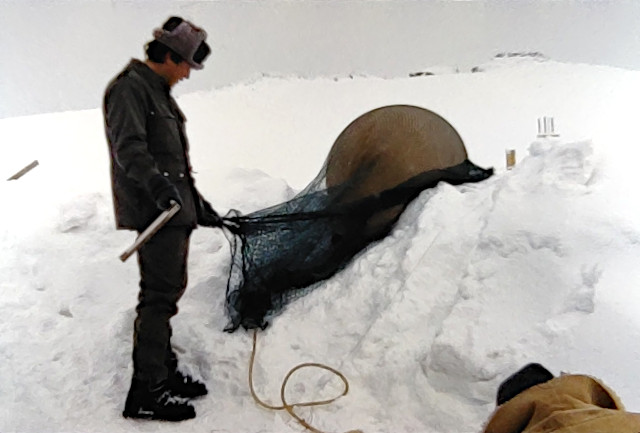 Ballon im Netz wird mit Wasserstoff gef&uuml;llt